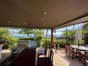 Peaceful retreat at Kalim Bay - pool bar garden