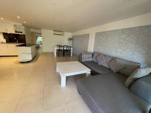 Peaceful retreat at Kalim Bay - pool bar garden