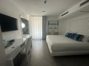 Queen Room with Spa Bath