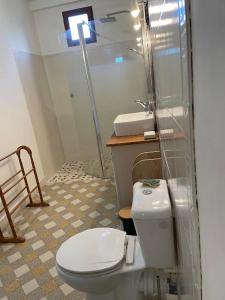 B&B / Chambres d'hotes 32 parc des sports chez catherve : Chambre Double avec Salle de Bains Privative