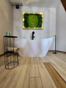 Pine & Wine Bathtub Apartment