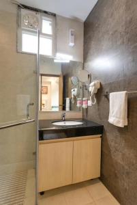 MOYDOM Private Ensuite with Shared Balcony & Kitchen