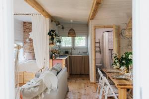 Domek w drzewach w Siedlisku Polanka