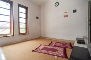 RedDoorz Syariah near PGC Cililitan