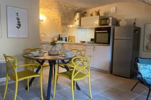 Maisons de vacances Pujaut , Gite coeur de village « sous le clocher» : photos des chambres