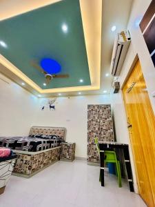 Smart Stays - MMMUT College - GKP Airport