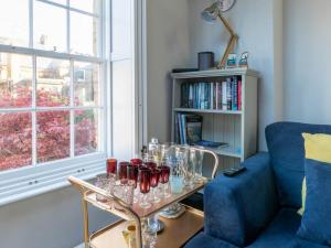 The Coach House -Charming 2 level cottage near beach and town