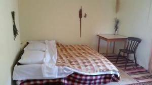 Bedroom for 3, in a nature house under mountain, 14 km to NP Krka, 30 mins drive to beach