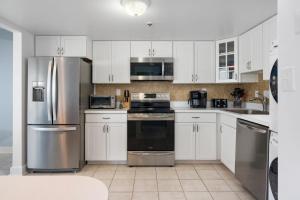 2BR Capri Oceanfront Condo, Indoor pool, Massage chair, Brand New bathrooms 2025, unbeatable views!