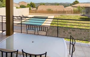 Maisons de vacances Amazing Home In Aramon With Outdoor Swimming Pool, Wifi And Indoor Swimming Pool : photos des chambres