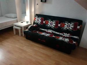 red white rooms 1