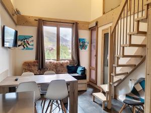 Studio rénové avec mezzanine – Centre Val-dIsère - FR-1-518-123