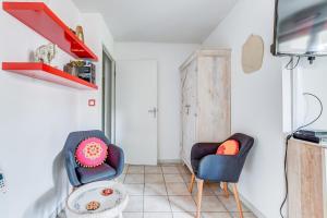 Appartements L Oasis studio proche hopital et aeroport Piscine Parking &Netflix : photos des chambres
