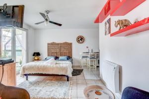 Appartements L Oasis studio proche hopital et aeroport Piscine Parking &Netflix : photos des chambres