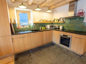 Chalet spacieux à Méribel avec terrasse ensoleillée et cheminée - FR-1-688-34