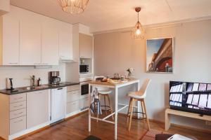 Rauhallinen asunto, sauna ja iso parveke - raitiovaunureitin varrella