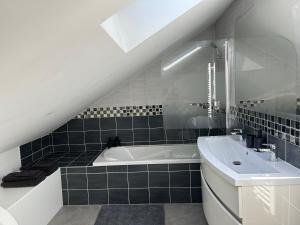 Appartements Appartement proche A43, proche gare de Bourgoin : photos des chambres