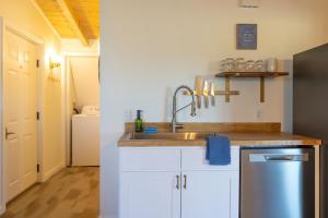 Top Floor Condo w Ocean Views [Admirals Quarters]