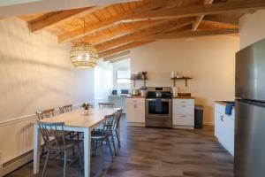 Top Floor Condo w Ocean Views [Admirals Quarters]