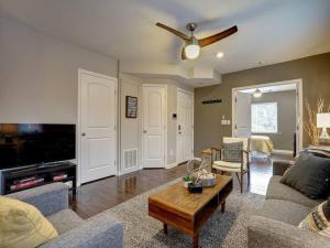 Bright 2BR near downtown