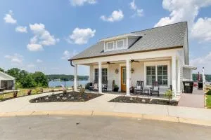 Greenwood Getaway with Furnished Patio and Lake View - Chappells