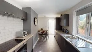 Stunning City Centre-Uni Town House - 锡厄姆