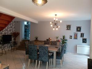 Au pied des montagnes.