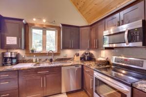 Spacious Cabin with Private Dock on Thompson Lake