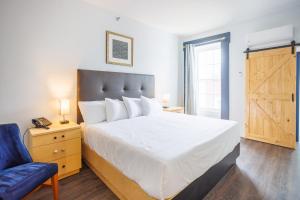 King Room with Roll-In Shower - Disability Access room in Hotel Callista