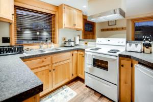 Ketchikan Apt - Walk to Refuge Cove Beach!