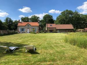 Maison au milieu des bois et des animaux