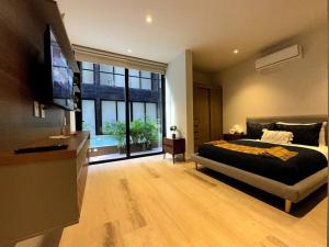 1BR Modern Apt with Rooftop Pool, Gym & SPA