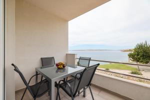 Beachfront Apartments Tić with Seaview 