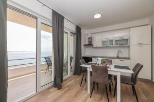 Beachfront Apartments Tić with Seaview 