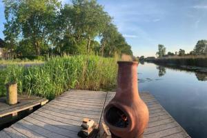 Sfeervolle Tipi tent dicht bij de kust.