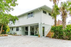 Palm View: Secluded Oasis in Melbourne Village