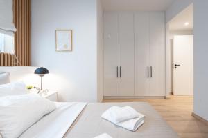 Luxury 4 Bedrooms Apartment Near Flisvos Marina