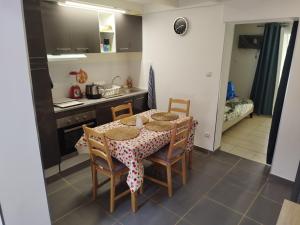 Appartements GITE RENOVE CALANQUES LA VESSE : photos des chambres