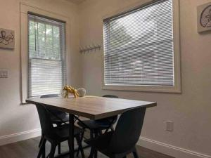 Contemporary 1-Bedroom Private Bungalow Walk to Armature & Riverwalk