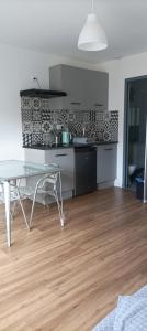 Appartements Studio vue chateau 100m etang, plage et halles : photos des chambres