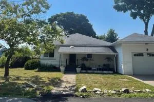 Right on the River! walking to town/artpark/docks - Riverside Manors