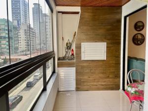 Apto amplo no coração da meia praia a 130m do mar