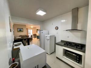 Apto amplo no coração da meia praia a 130m do mar