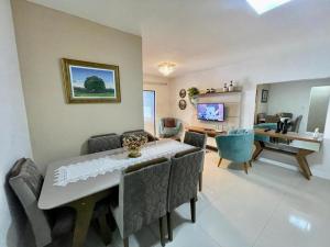 Apto amplo no coração da meia praia a 130m do mar