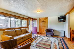 Secluded Stonewall Cabin with Mountain View!