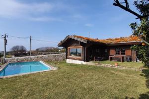 Encantadora moradia T1, com piscina e vista mar a 500m da praia