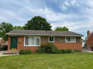 Cozy Bungalow in Madison Heights - Hazel Park