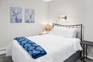 Stylish 2BR Mere Minutes from Skiing Main Street