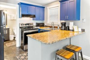 Stylish 2BR Mere Minutes from Skiing Main Street