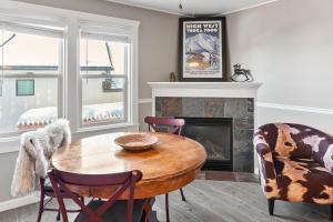 Stylish 2BR Mere Minutes from Skiing Main Street